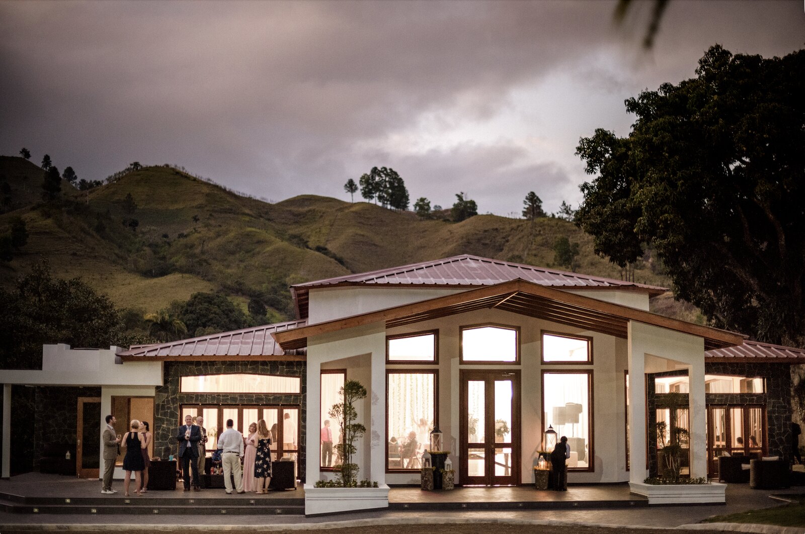 Villa iluminada durante un evento al atardecer en Rancho Las Guázaras