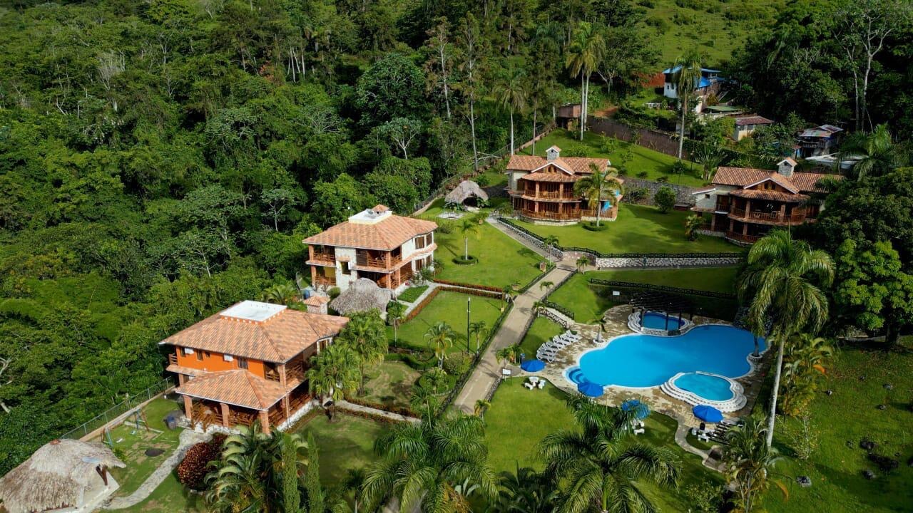 Vista panorámica de las villas y piscinas de Rancho Las Guázaras